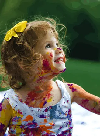 Criança inteira pintada de tintas coloridas